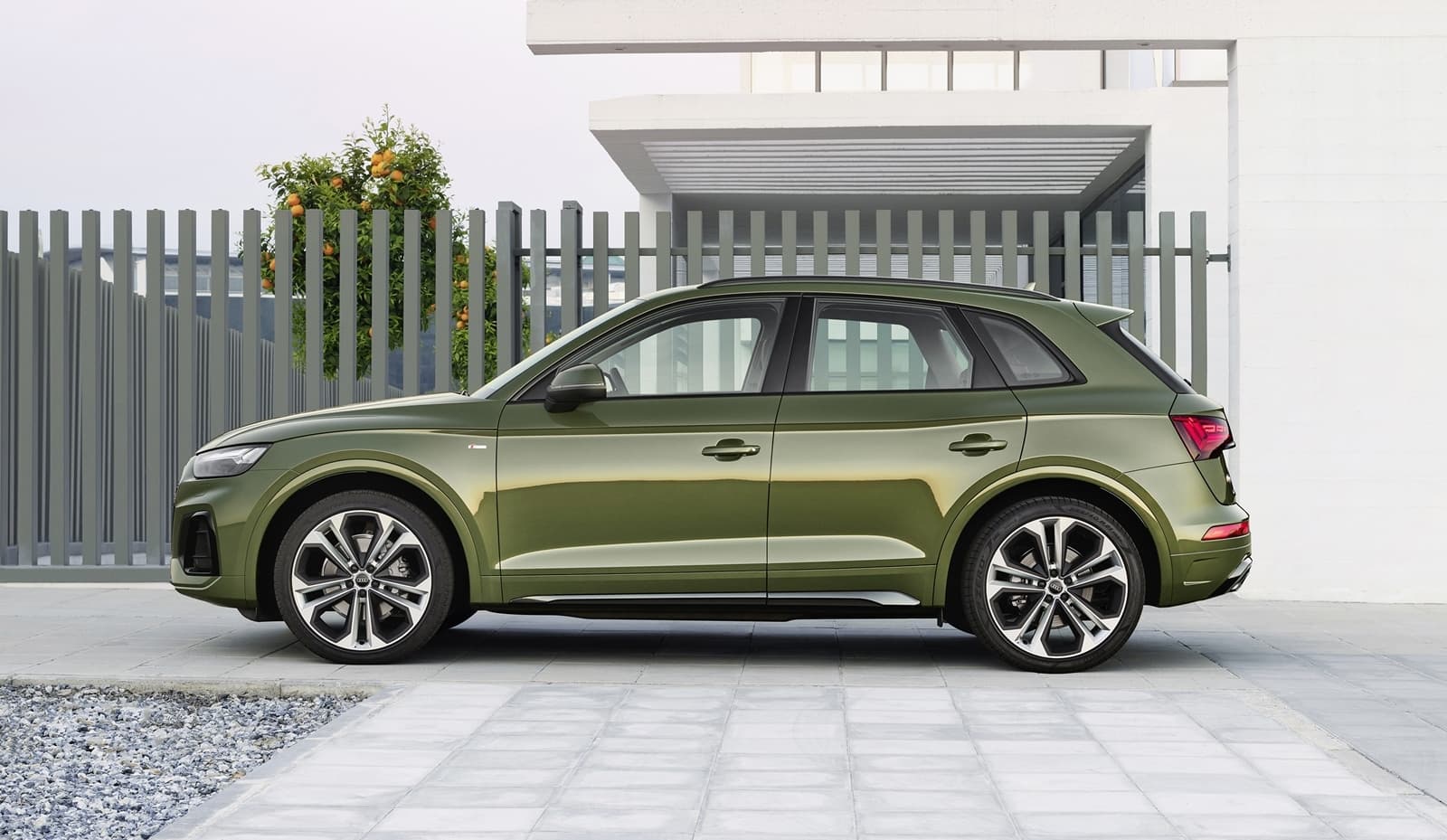 Vista lateral Audi Q5 resalta su diseño y líneas dinámicas.