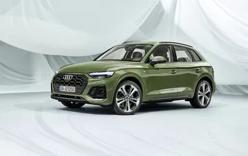 Vista lateral del Audi Q5 mostrando su línea dinámica y aerodinámica.