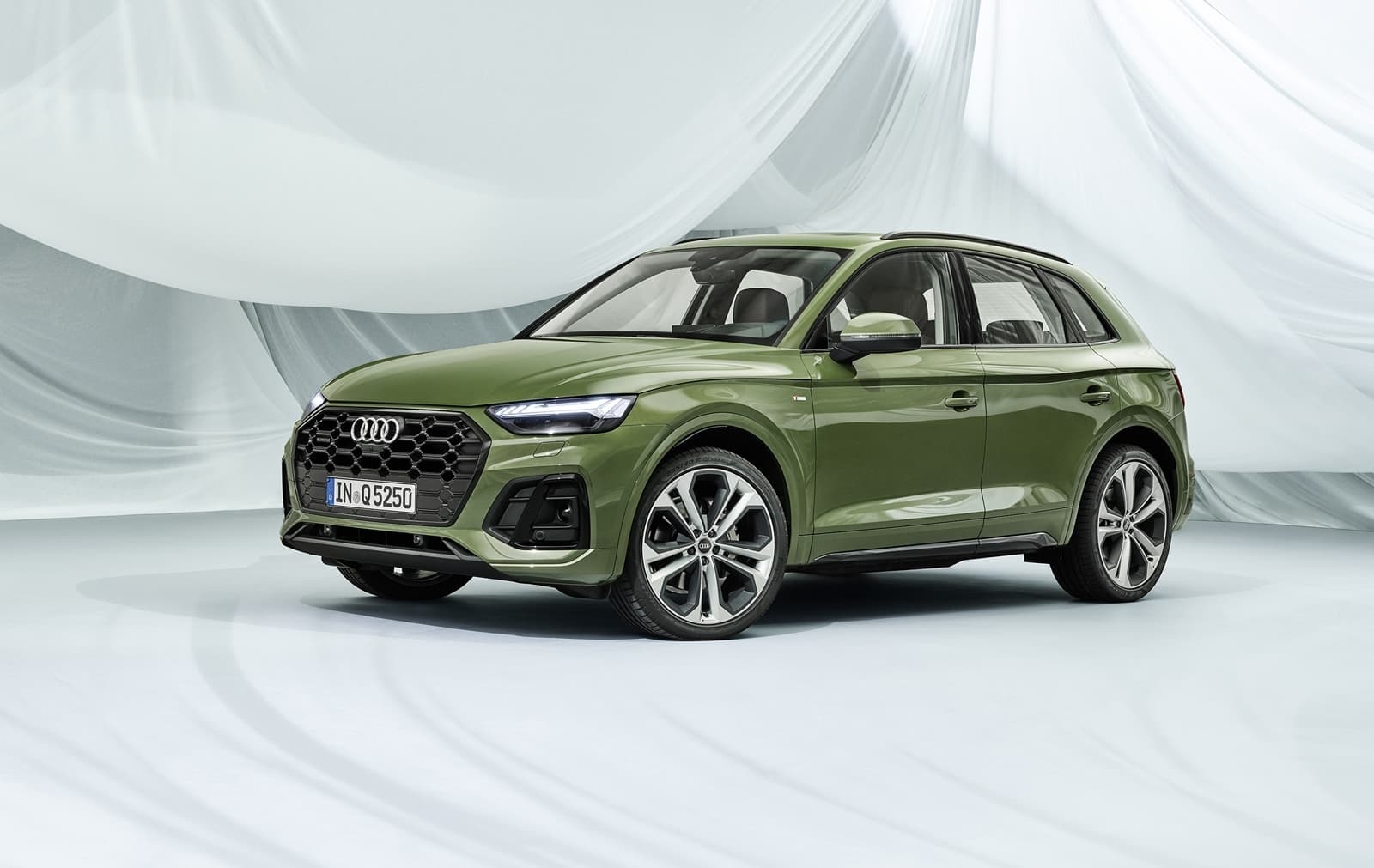 Vista lateral del Audi Q5 mostrando su línea dinámica y aerodinámica.