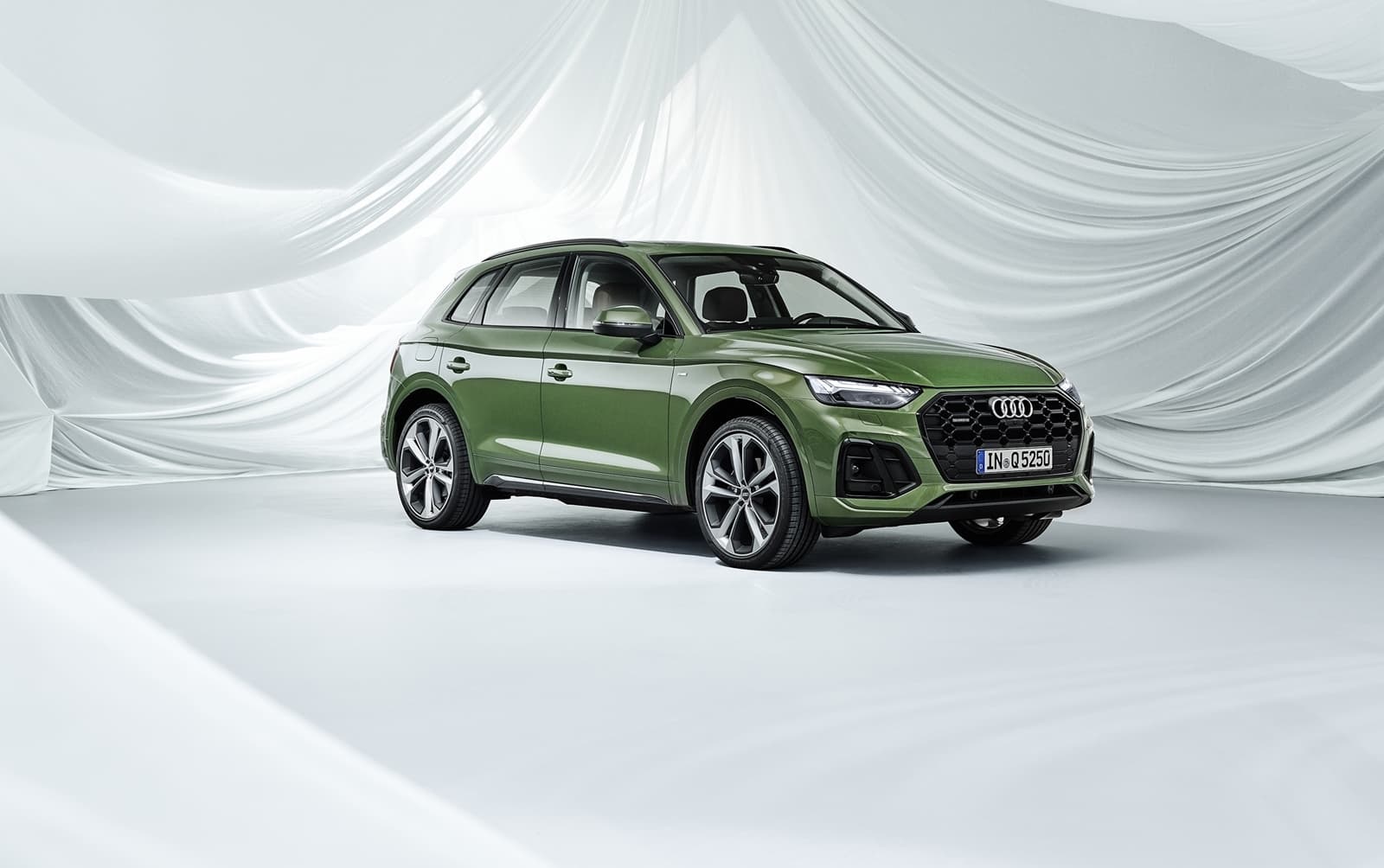 Vista lateral Audi Q5 que muestra su línea dinámica y diseño moderno.