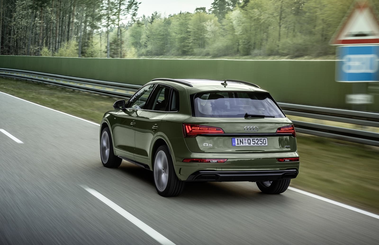 Vista dinámica del Audi Q5 mostrando su diseño lateral y parte trasera durante la marcha.