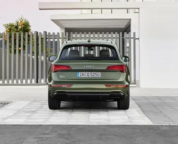 Imagen trasera del Audi Q5 mostrando diseño de faros y alerón.