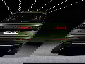 Imagen del Audi Q5 mostrando su estilizada zaga y grupos ópticos.