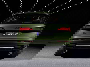 Vista trasera del Audi Q5, destacando su diseño de luces e insignia.