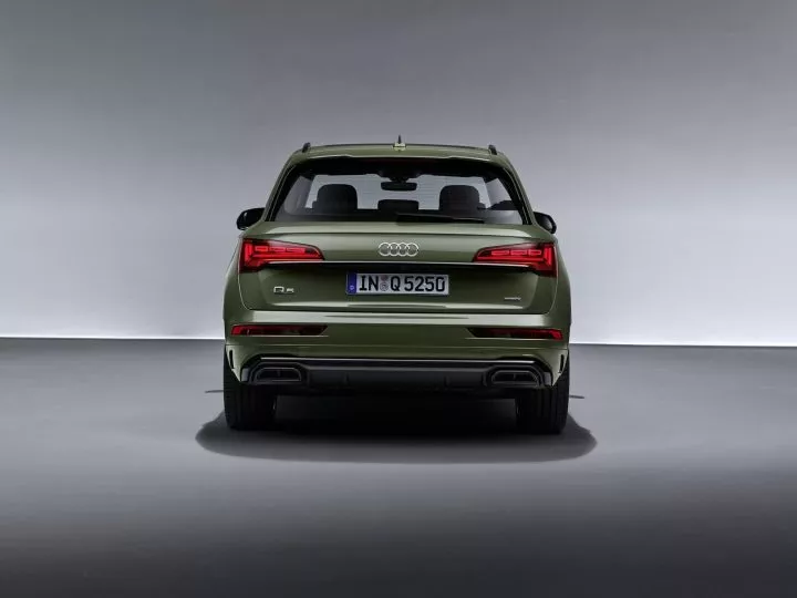 Vista trasera del Audi Q5 mostrando líneas estilizadas y faros LED.
