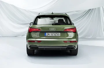 Vista trasera completa del Audi Q5, destacando su diseño y luces traseras.