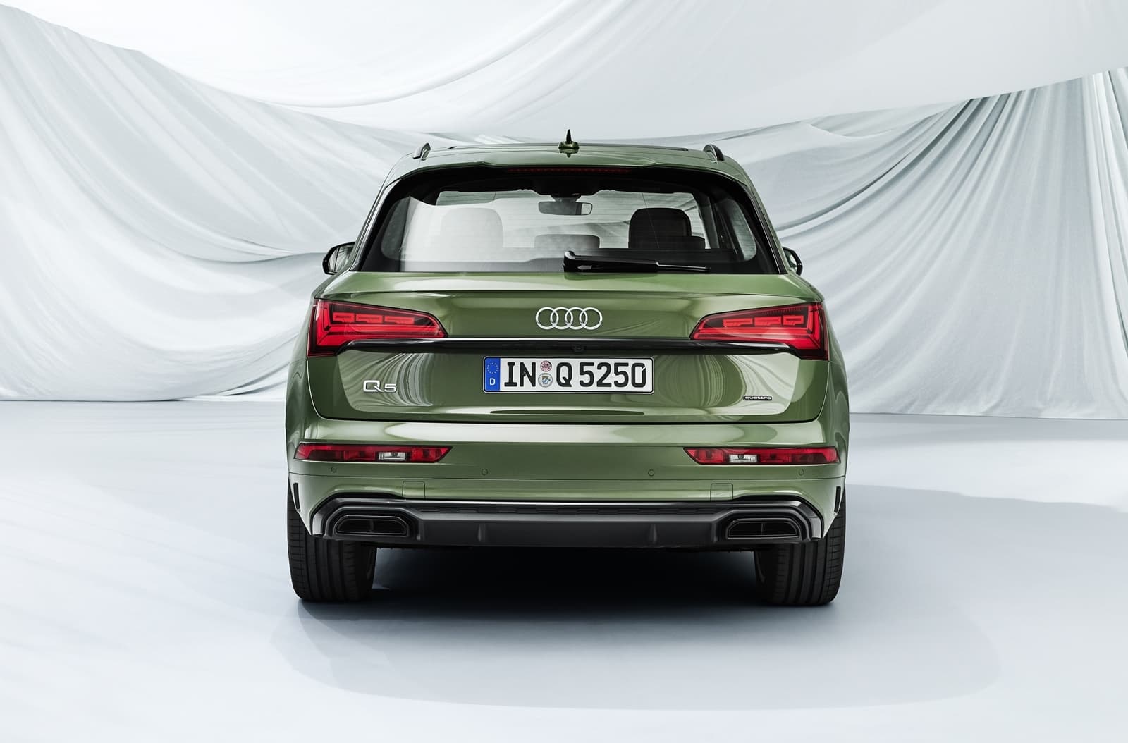 Vista trasera completa del Audi Q5, destacando su diseño y luces traseras.