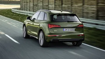 Vista trasera y lateral del Audi Q5 mostrando el diseño dinámico y moderno.