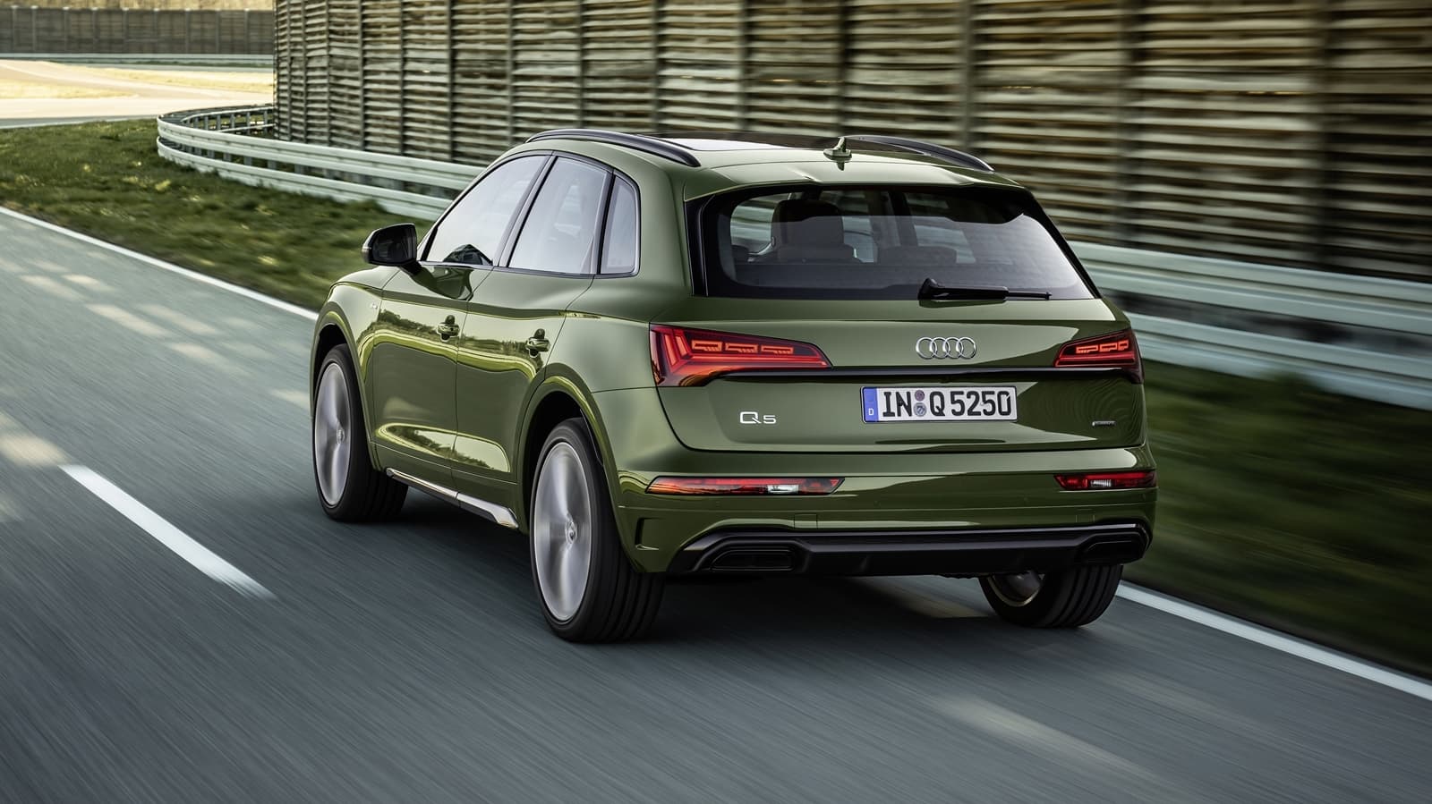 Vista trasera y lateral del Audi Q5 mostrando el diseño dinámico y moderno.