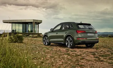 Vista trasera y lateral del Audi Q5 en un entorno natural.