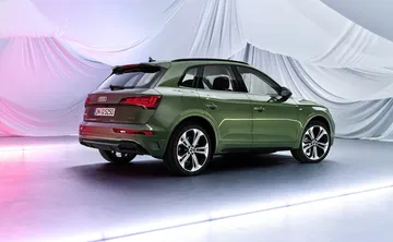 Vista lateral y trasera del Audi Q5 mostrando su diseño y acabados.