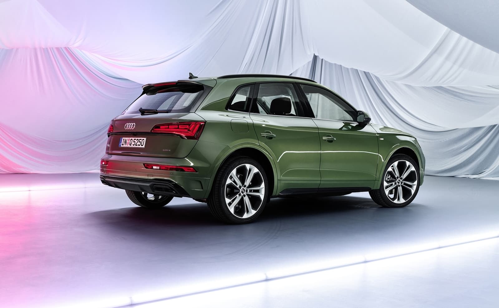 Vista lateral y trasera del Audi Q5 mostrando su diseño y acabados.