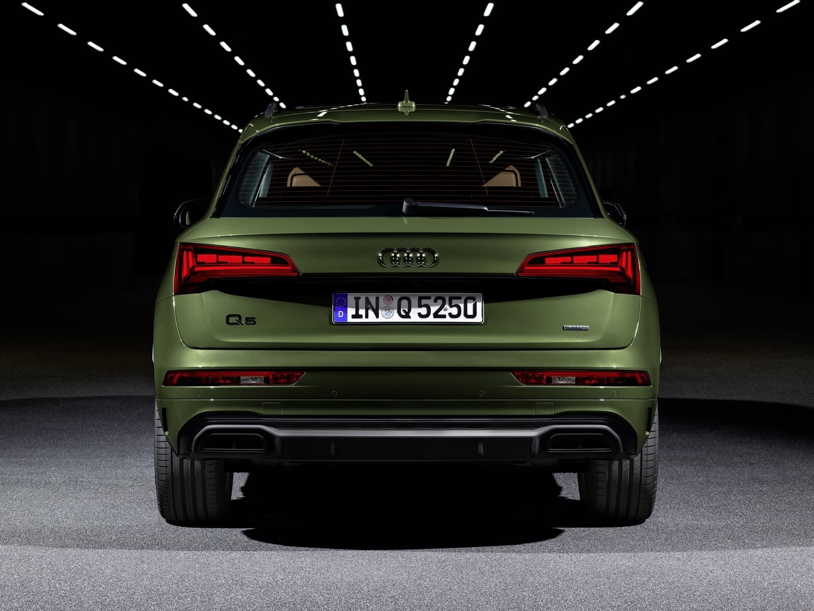 Vista trasera del Audi Q5 con iluminación destacando su diseño