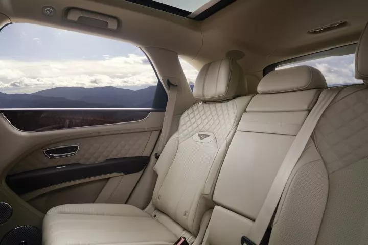 Vista lateral de los asientos de cuero del Bentley Bentayga, destacando su elegancia.
