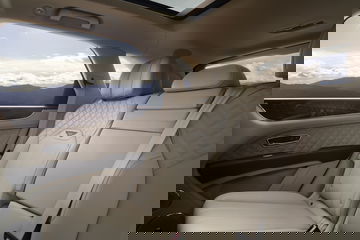 Vista lateral de los asientos de cuero del Bentley Bentayga, destacando su elegancia.