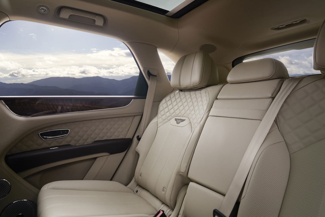 Vista lateral de los asientos de cuero del Bentley Bentayga, destacando su elegancia.