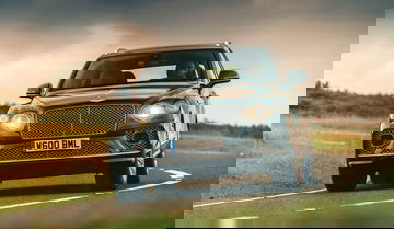 Vista frontal y lateral del Bentley Bentayga rodando con autoridad.