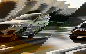 Vista dinámica del Bentley Bentayga enfatizando su robustez y elegancia.
