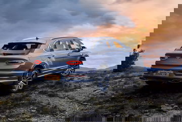 Vista lateral del Bentley Bentayga destacando su elegante diseño.