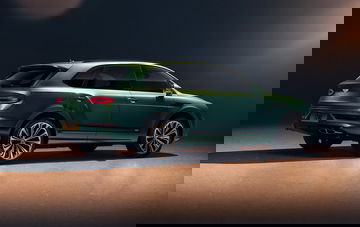 Vista lateral del Bentley Bentayga resaltando su diseño y llantas.