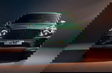 Vista frontal del Bentley Bentayga destacando su robusta parrilla y faros característicos.