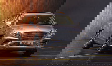 Vista frontal y lateral del Bentley Bentayga destacando su imponente parrilla.