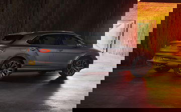 Vista dinámica del Bentley Bentayga perfilando su diseño lateral.