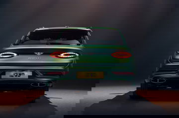 Vista trasera del Bentley Bentayga destacando su diseño de luces y emblema.