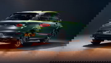 Vista trasera y lateral del Bentley Bentayga, mostrando su diseño elegante.