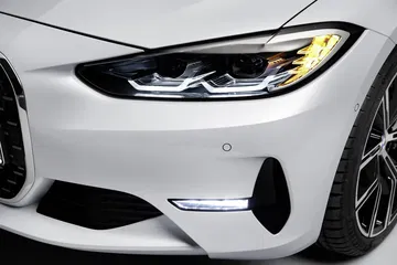 Vista detallada del faro LED del BMW Serie 4, subrayando su diseño agresivo.