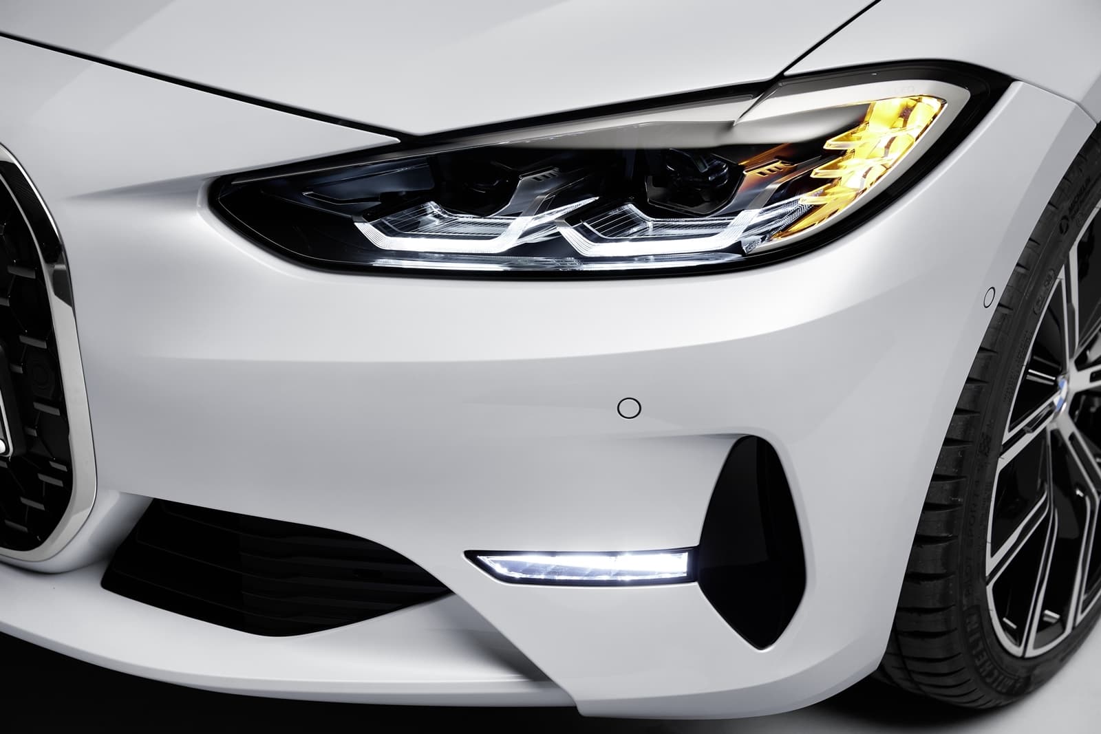 Vista detallada del faro LED del BMW Serie 4, subrayando su diseño agresivo.