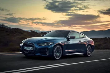 BMW Serie 4 desplegando su elegancia y deportividad en carretera abierta.