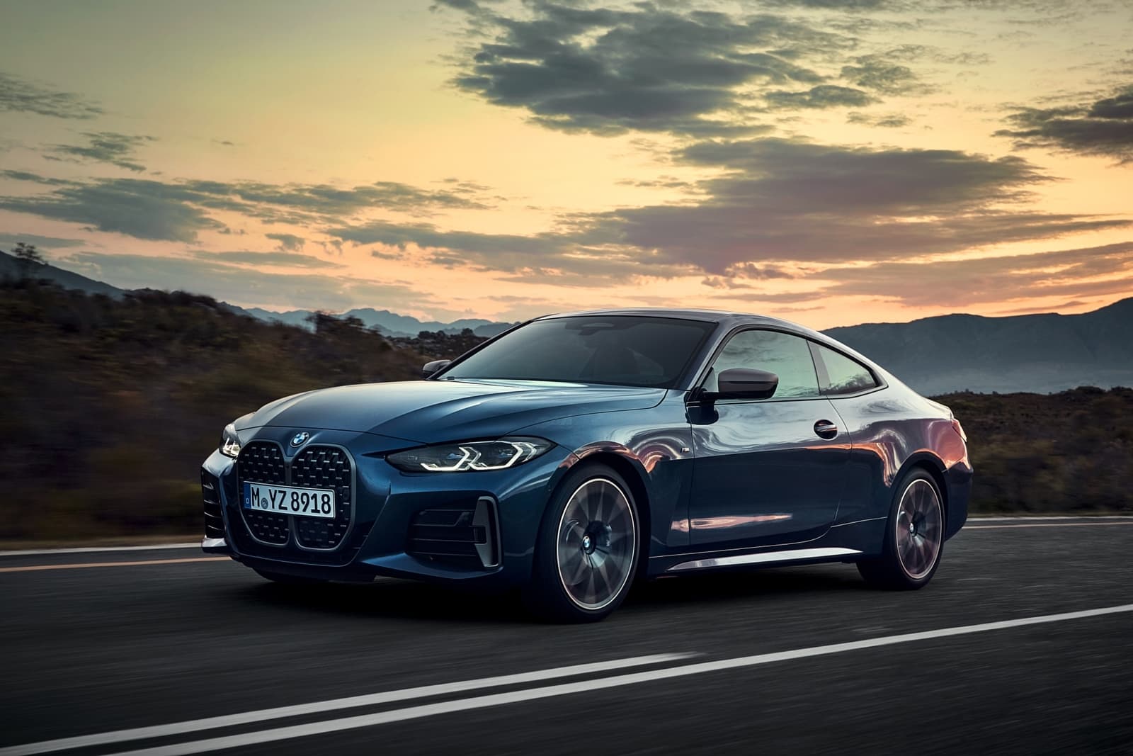 BMW Serie 4 desplegando su elegancia y deportividad en carretera abierta.
