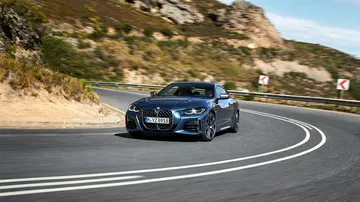 BMW Serie 4 en curva, destaca su dinámica de conducción