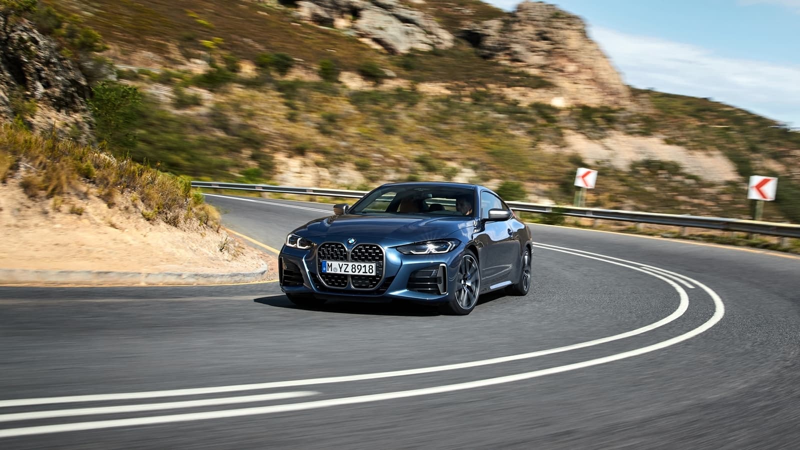 BMW Serie 4 en curva, destaca su dinámica de conducción