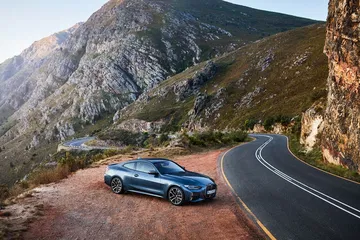 BMW Serie 4 capturado en una ruta montañosa, realzando su diseño y desempeño.