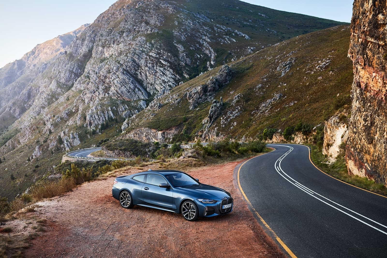 BMW Serie 4 capturado en una ruta montañosa, realzando su diseño y desempeño.