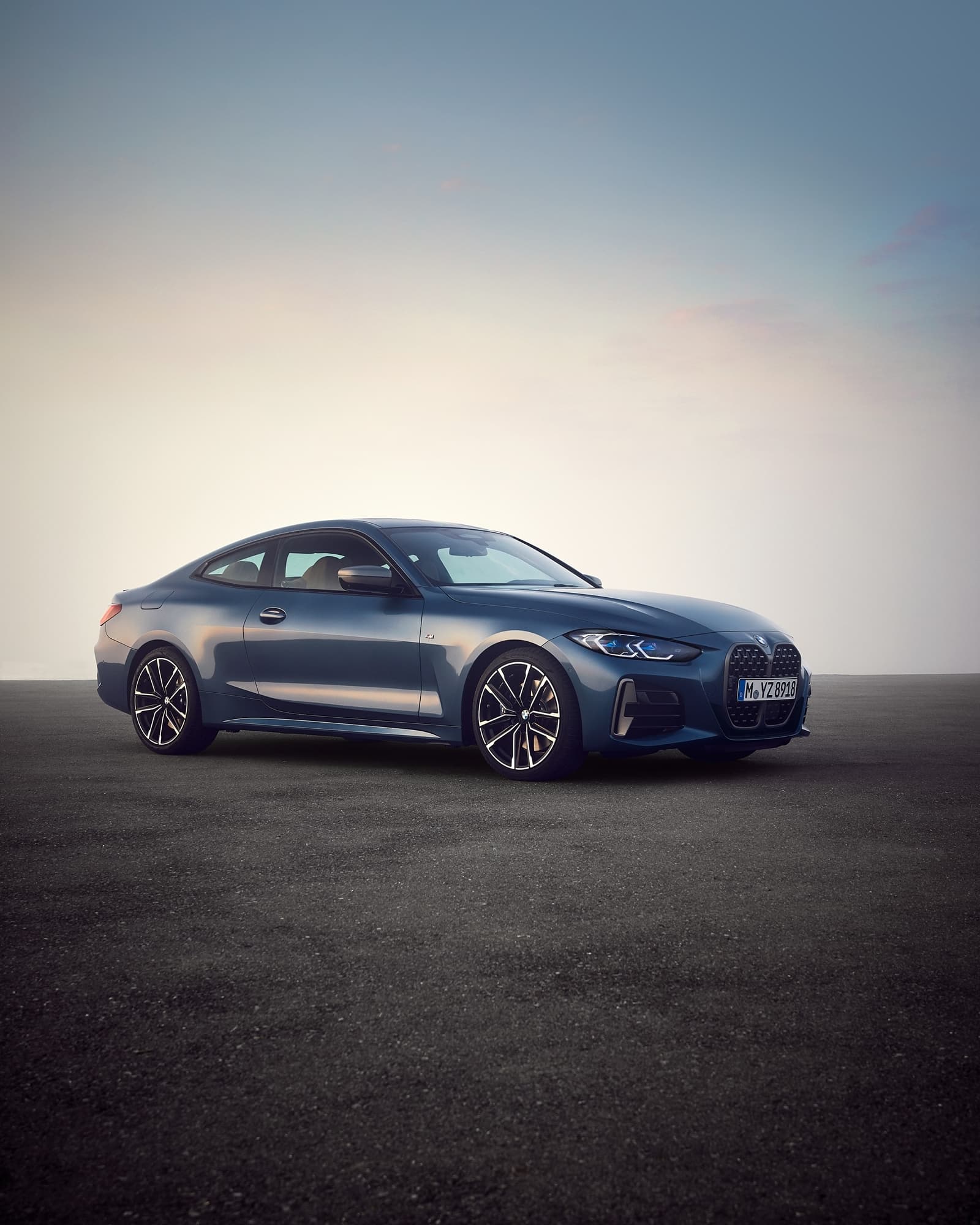 Vista lateral BMW Serie 4 Coupé destacando su diseño aerodinámico