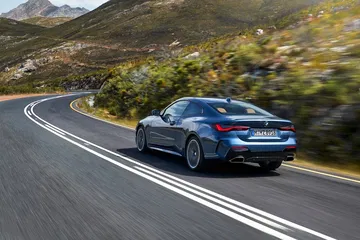 BMW Serie 4 mostrando su línea lateral y trasera en una curva