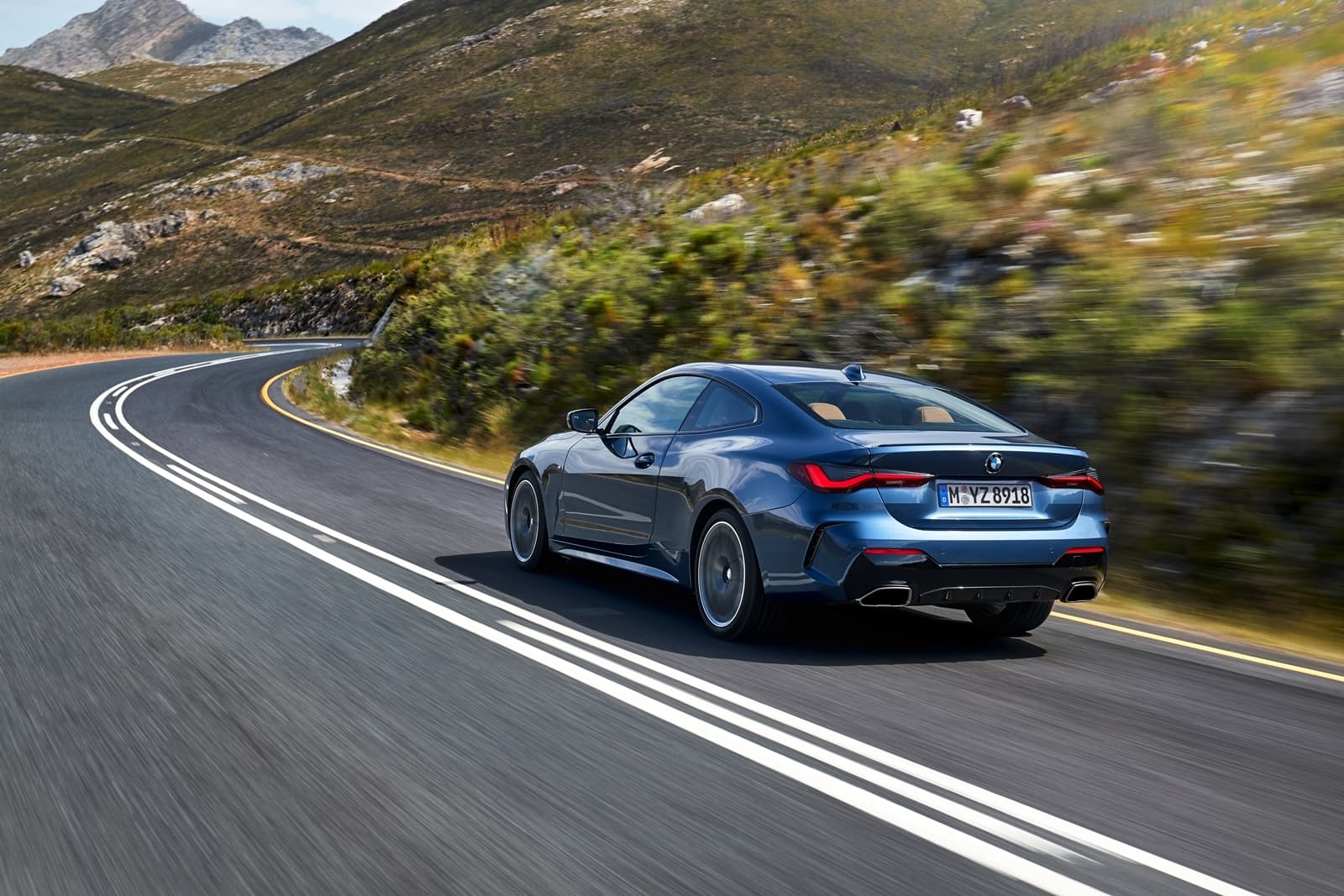 BMW Serie 4 mostrando su línea lateral y trasera en una curva