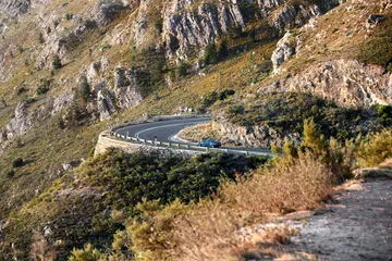 BMW Serie 4 mostrando su dinamismo en carreteras de montaña.
