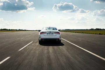 Vista frontal BMW Serie 4 en movimiento, realzando su diseño deportivo.