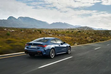 BMW Serie 4 captado en pleno dinamismo, enfatizando su silueta lateral