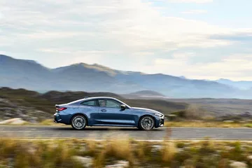 Perfil lateral del BMW Serie 4 en movimiento, destacando su diseño aerodinámico.