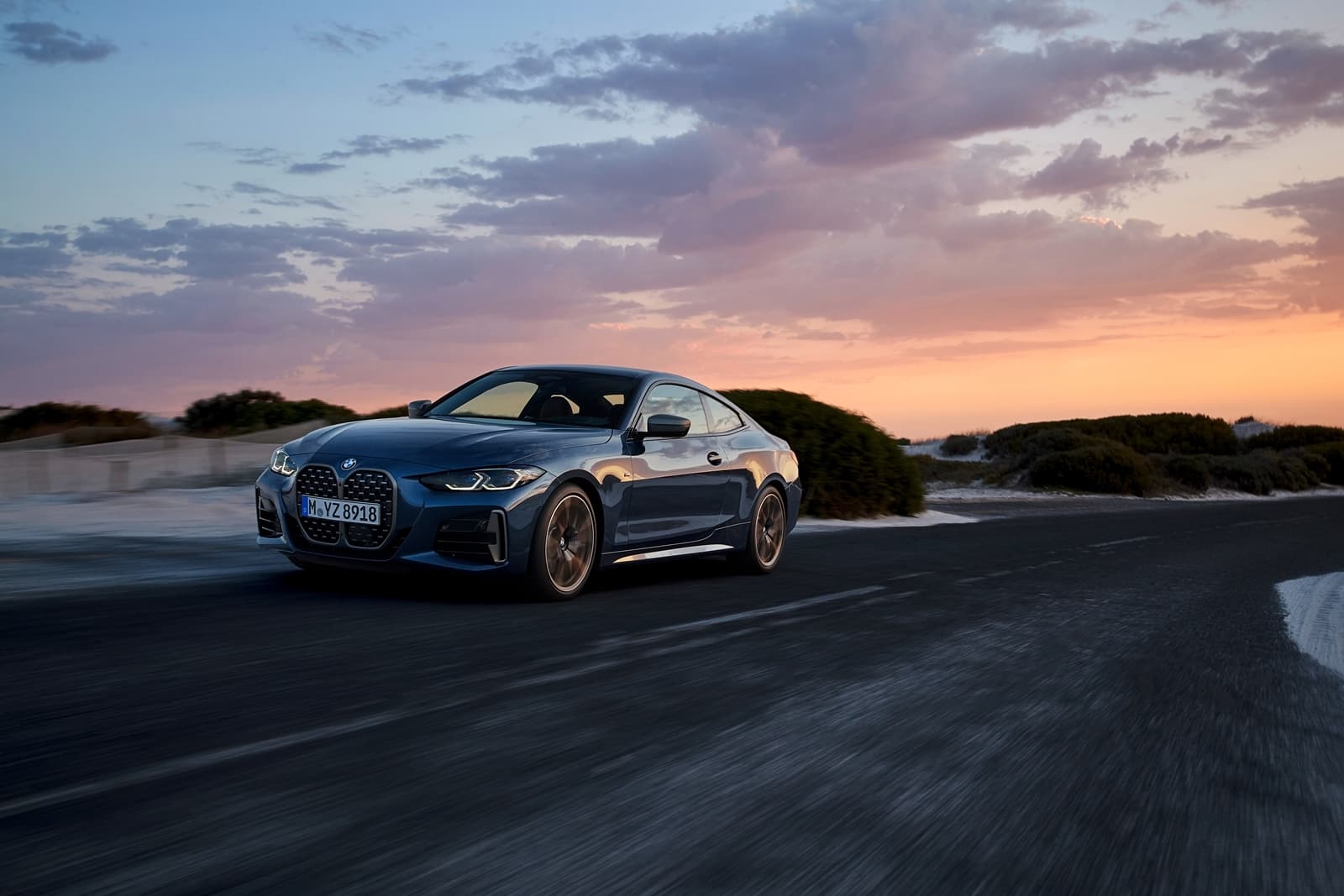 BMW Serie 4 capturado en pleno dinamismo al atardecer.