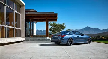 Vista lateral del BMW Serie 4 apreciándose su diseño aerodinámico.