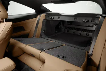 Vista del maletero del BMW Serie 4 con asientos abatidos, destacando su versatilidad.