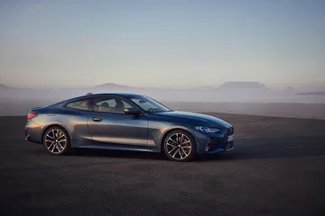 Perfil dinámico del BMW Serie 4, mostrando su línea de diseño aerodinámica.
