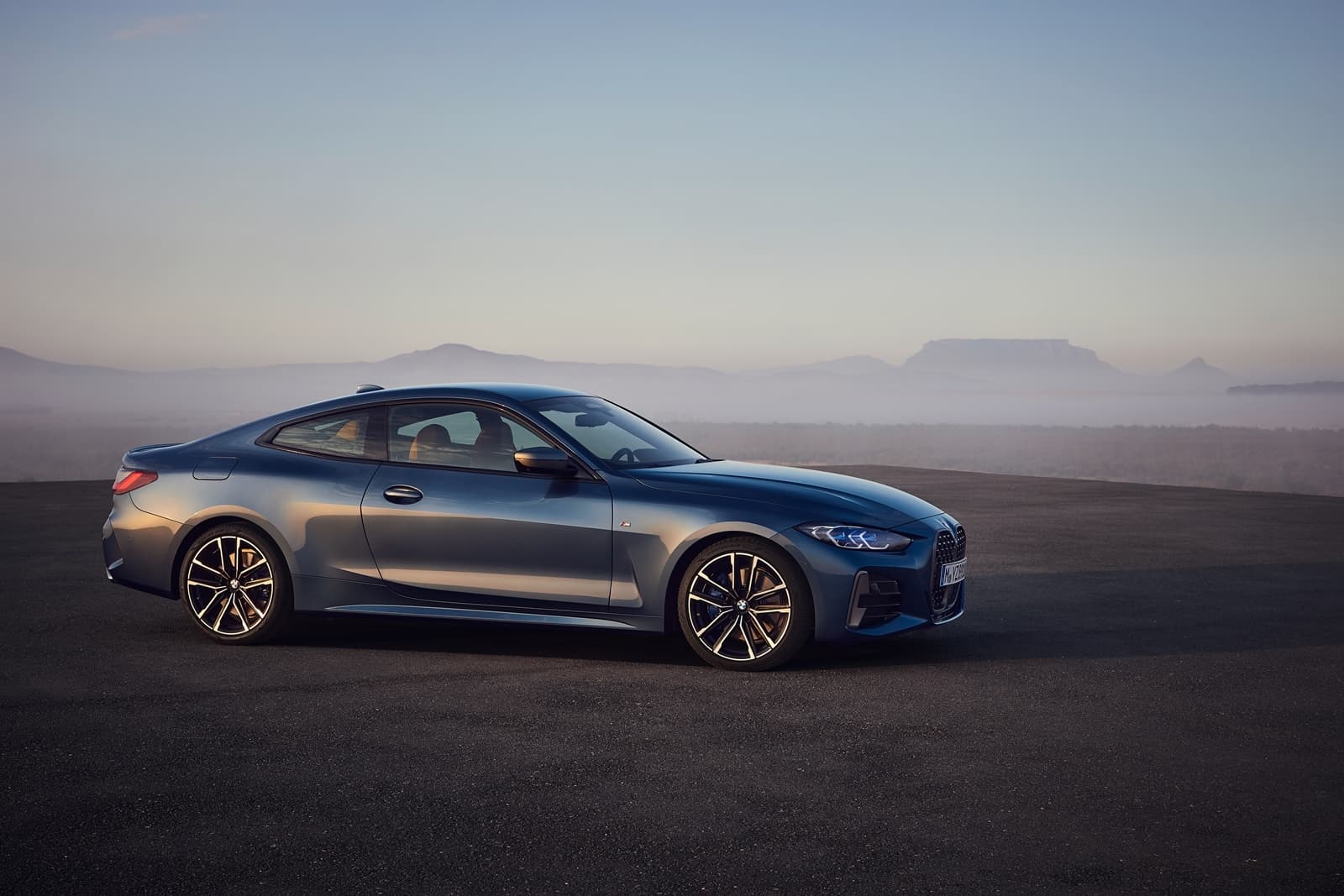 Perfil dinámico del BMW Serie 4, mostrando su línea de diseño aerodinámica.