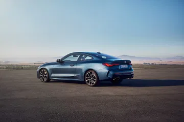 Vista lateral del BMW Serie 4 en movimiento, destacando su diseño deportivo.